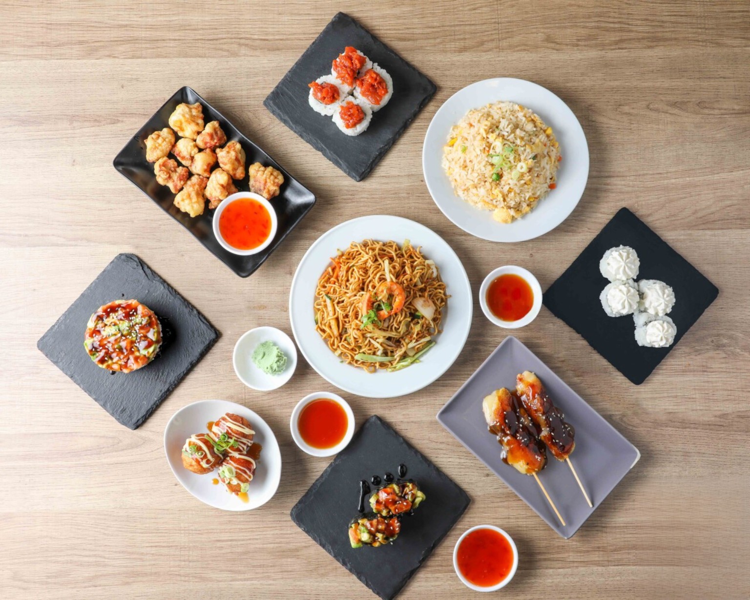 Selección completa de arroz, tallarines, sushi, brochetas y platos calientes de Hasaki