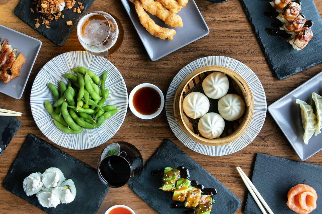 Mesa de Hasaki con edamame, bollitos al vapor, sushi y tempura